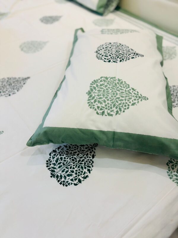 Leaf 🍃- King Bedsheet with 2 Pillow Covers 
( Dispatch Time 24 hours)