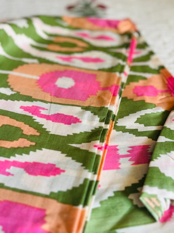 100./. Cotton Mul Fabrics, Hara Aur Gulabi Ikkat ☘️🌸Raw Fabrics - Pure Cotton