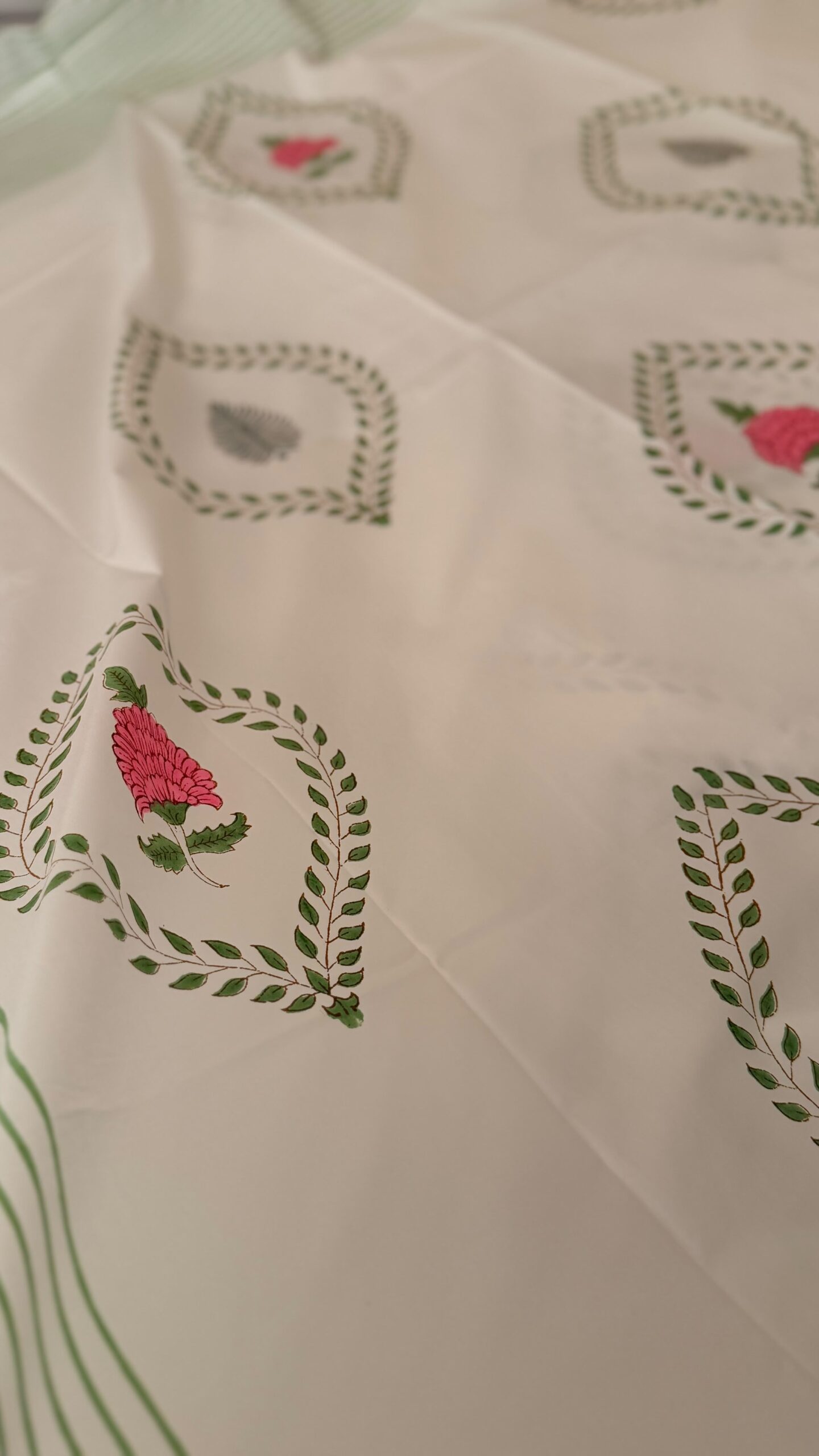 Rose in the garden 🌹 - Fitted Bedsheet - (Dispatch time 24 hours) ……………………………………………………SIZES YOU MAY DECIDE ANY( single/queen/king/super/duper- any size same price)