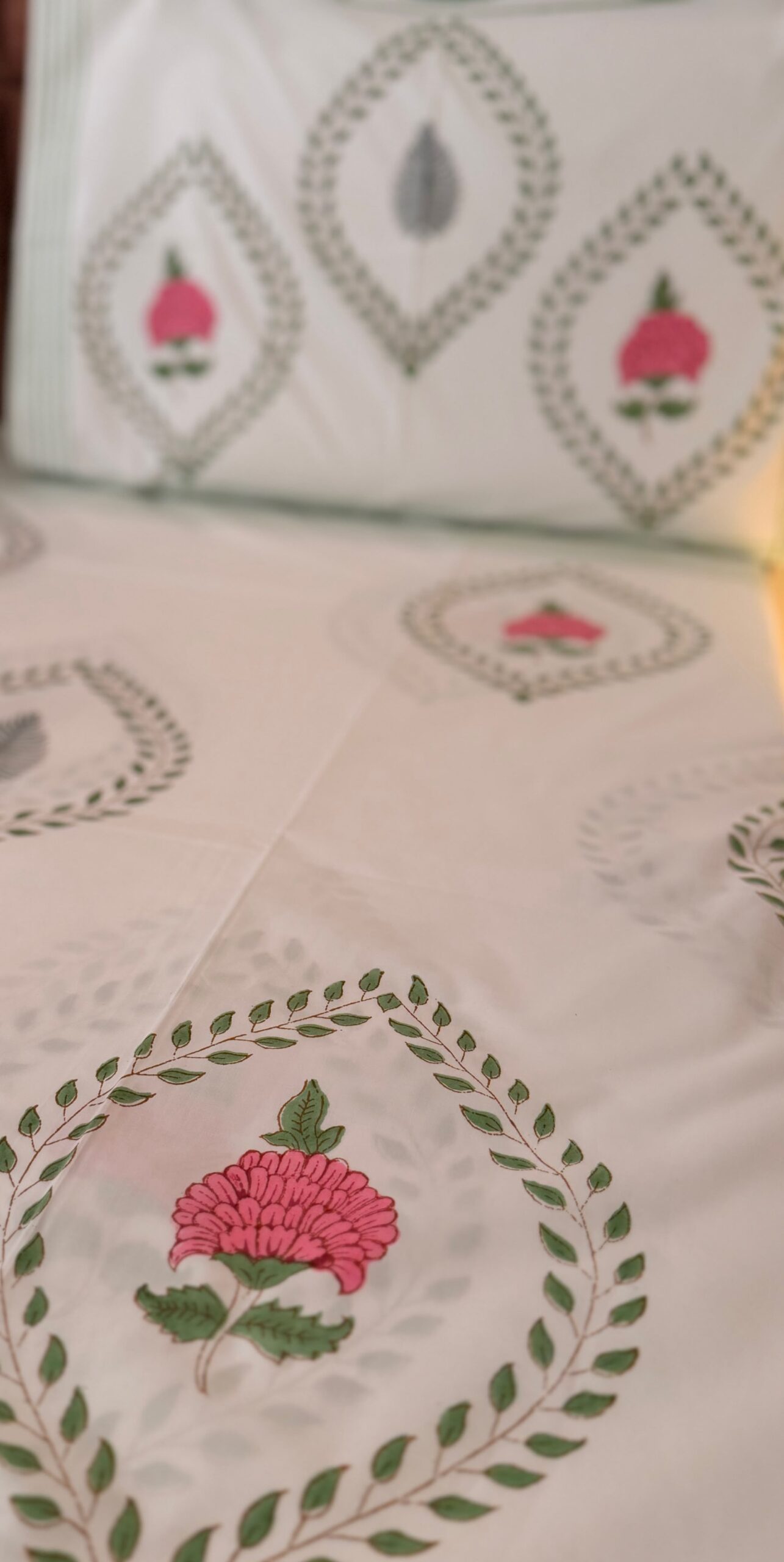 Rose in the garden 🌹 - Fitted Bedsheet - (Dispatch time 24 hours) ……………………………………………………SIZES YOU MAY DECIDE ANY( single/queen/king/super/duper- any size same price)