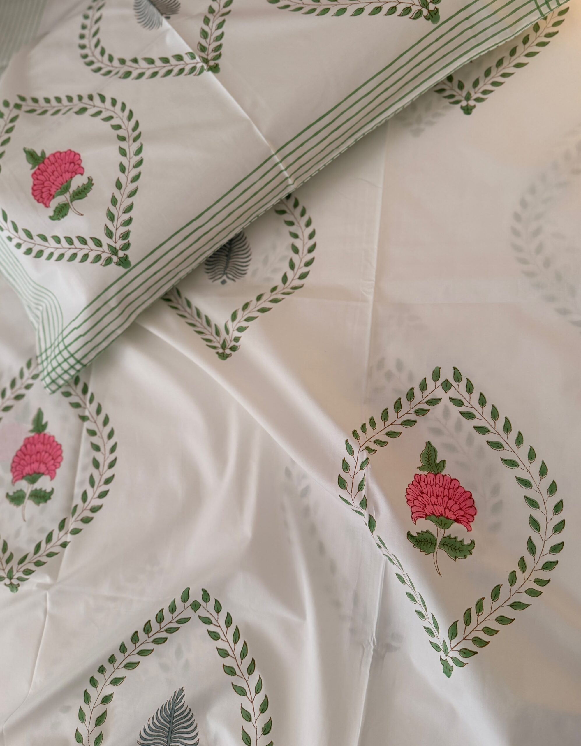 Rose in the garden 🌹 - Fitted Bedsheet - (Dispatch time 24 hours) ……………………………………………………SIZES YOU MAY DECIDE ANY( single/queen/king/super/duper- any size same price)