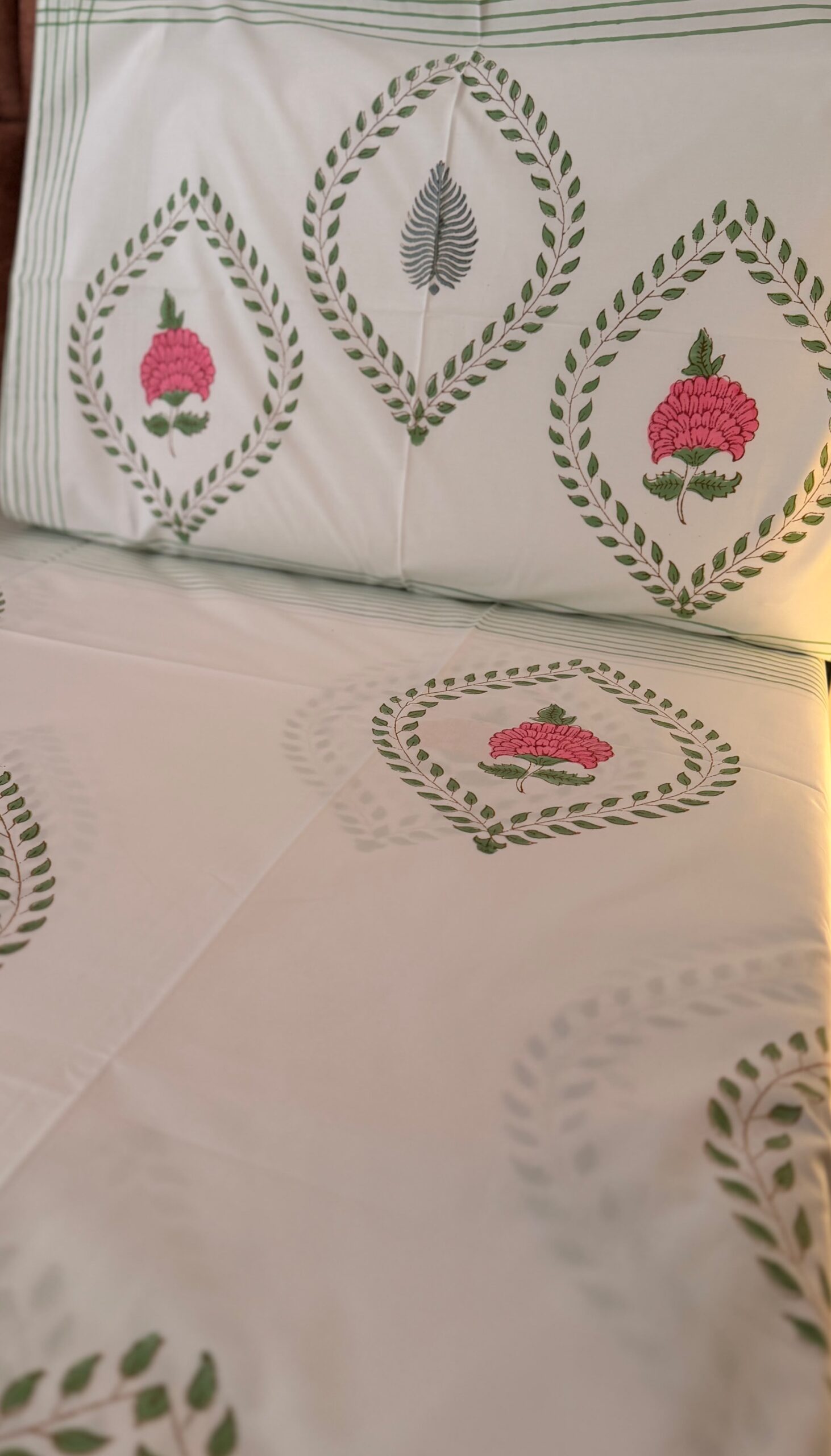 Rose in the garden 🌹 - Fitted Bedsheet - (Dispatch time 24 hours) ……………………………………………………SIZES YOU MAY DECIDE ANY( single/queen/king/super/duper- any size same price)