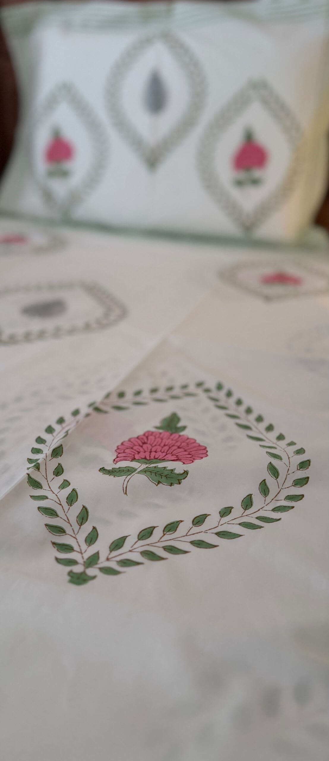 Rose in the garden 🌹 - Fitted Bedsheet - (Dispatch time 24 hours) ……………………………………………………SIZES YOU MAY DECIDE ANY( single/queen/king/super/duper- any size same price)