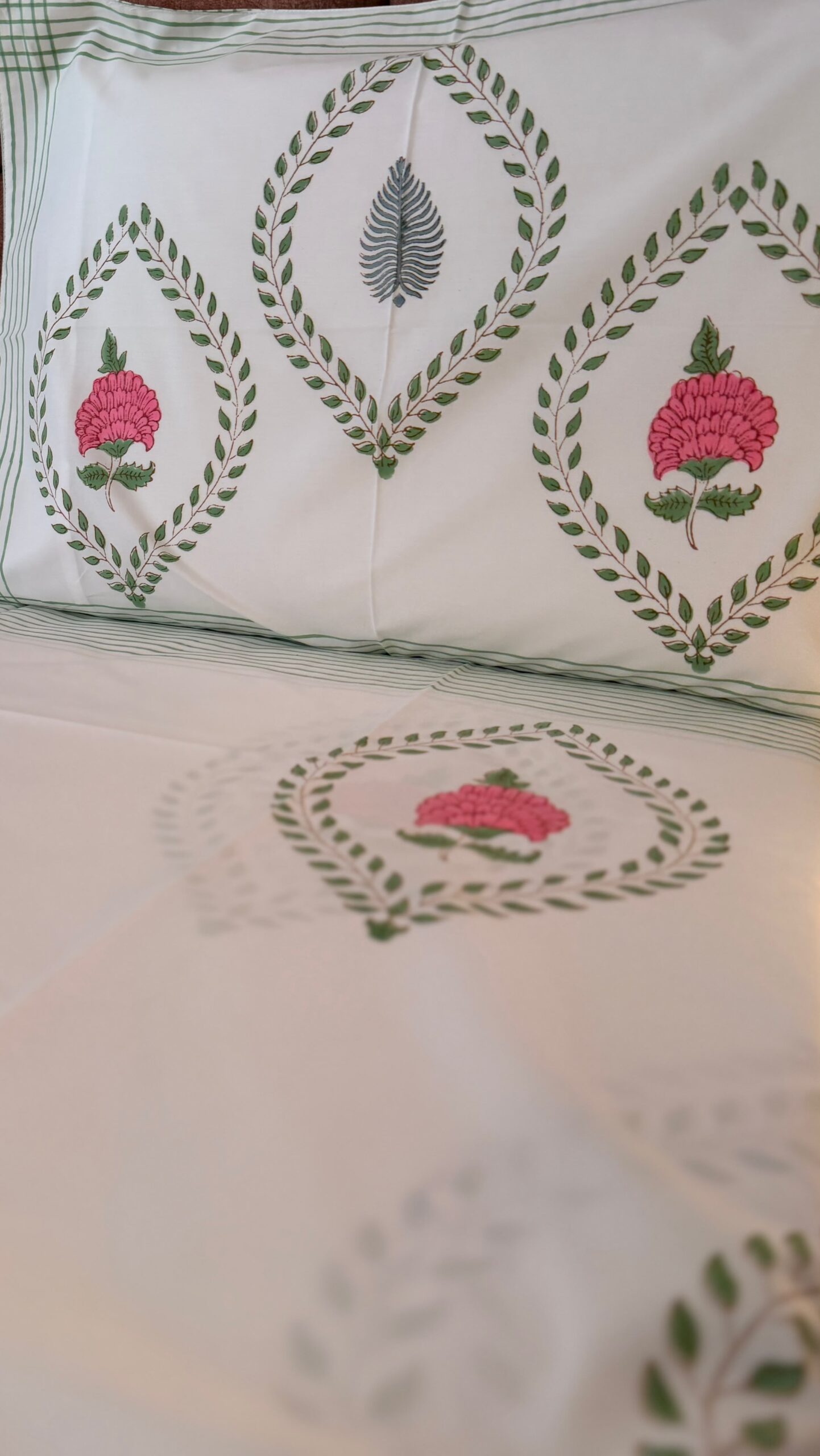 Rose in the garden 🌹 - Fitted Bedsheet - (Dispatch time 24 hours) ……………………………………………………SIZES YOU MAY DECIDE ANY( single/queen/king/super/duper- any size same price)