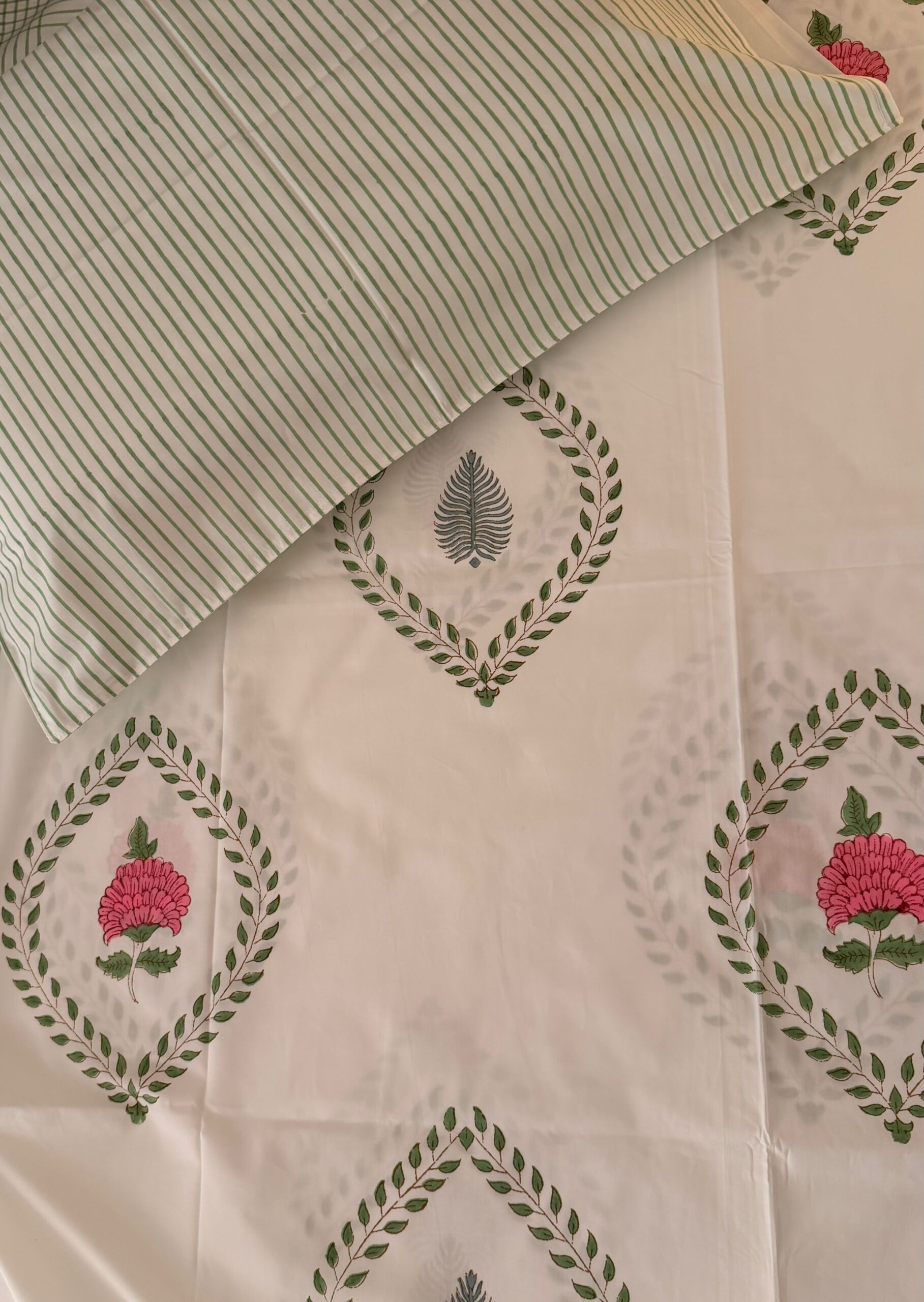 Rose in the garden 🌹 - Fitted Bedsheet - (Dispatch time 24 hours) ……………………………………………………SIZES YOU MAY DECIDE ANY( single/queen/king/super/duper- any size same price)